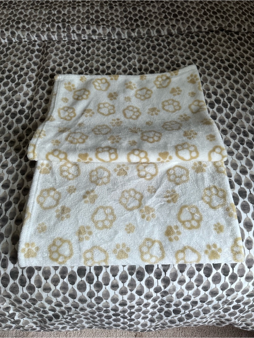 Soft White & Gold Paw-Print Fleece Throw Blanket - Cozy Blanket
